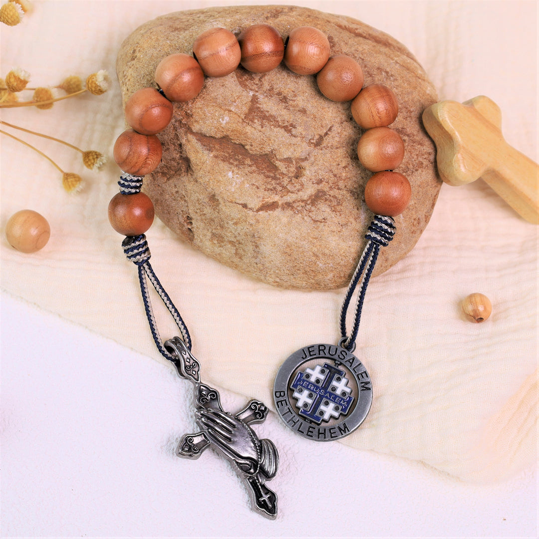 Manos en oración y medalla de Jerusalén: Rosario de bolsillo de madera de olivo con la bendición - image 4