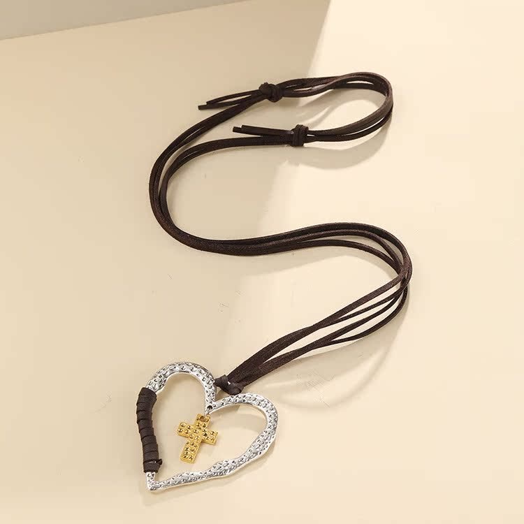 Collar con colgante de cruz en forma de corazón de aleación - image 7