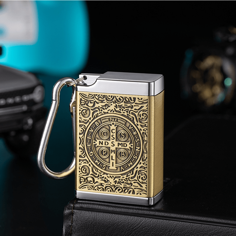 Cenicero portátil con medallón de la Cruz de San Benito, sellado y aislado. - Dorado - image 0