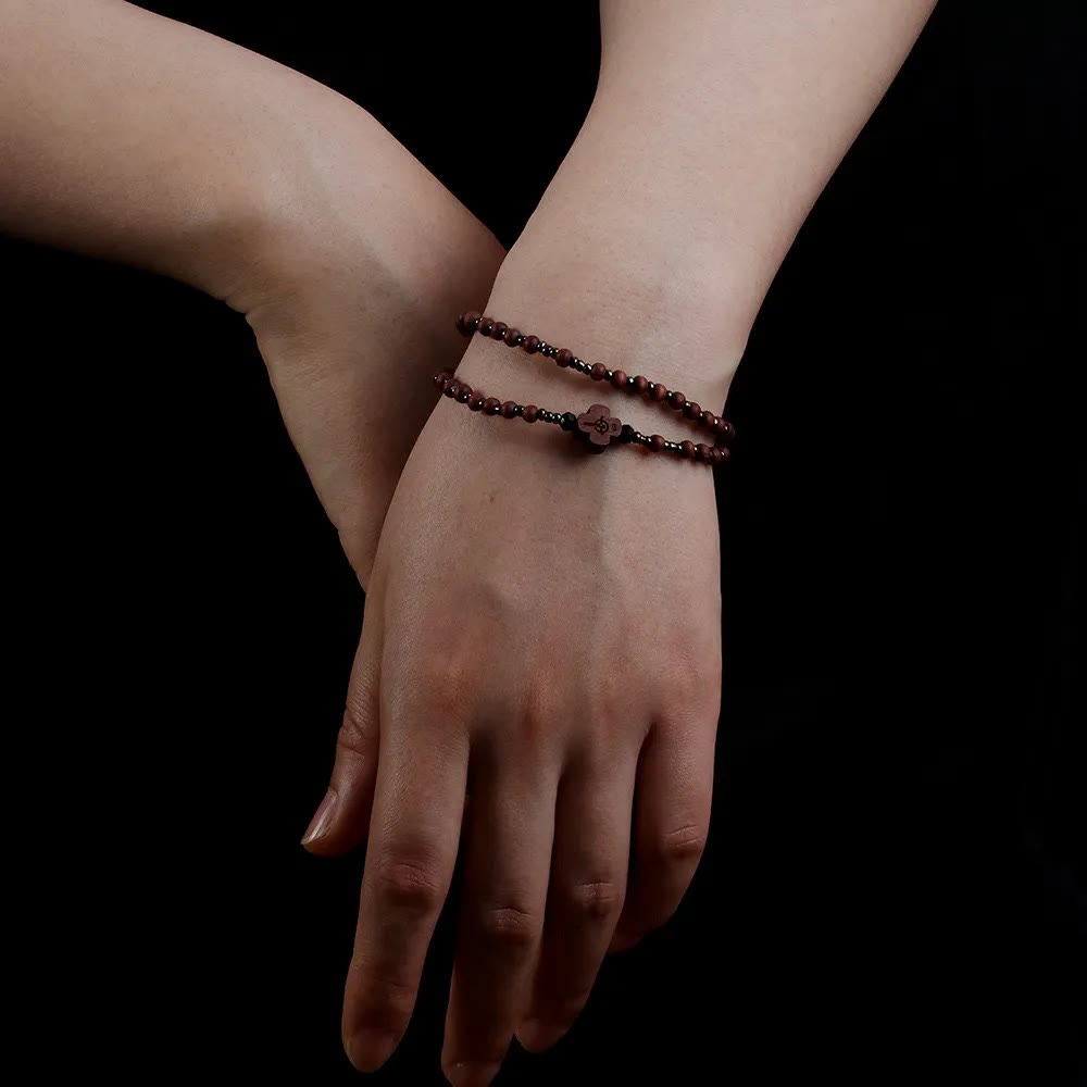 Pulsera de rosario de madera con mini crucifijo de 59 cuentas - image 1