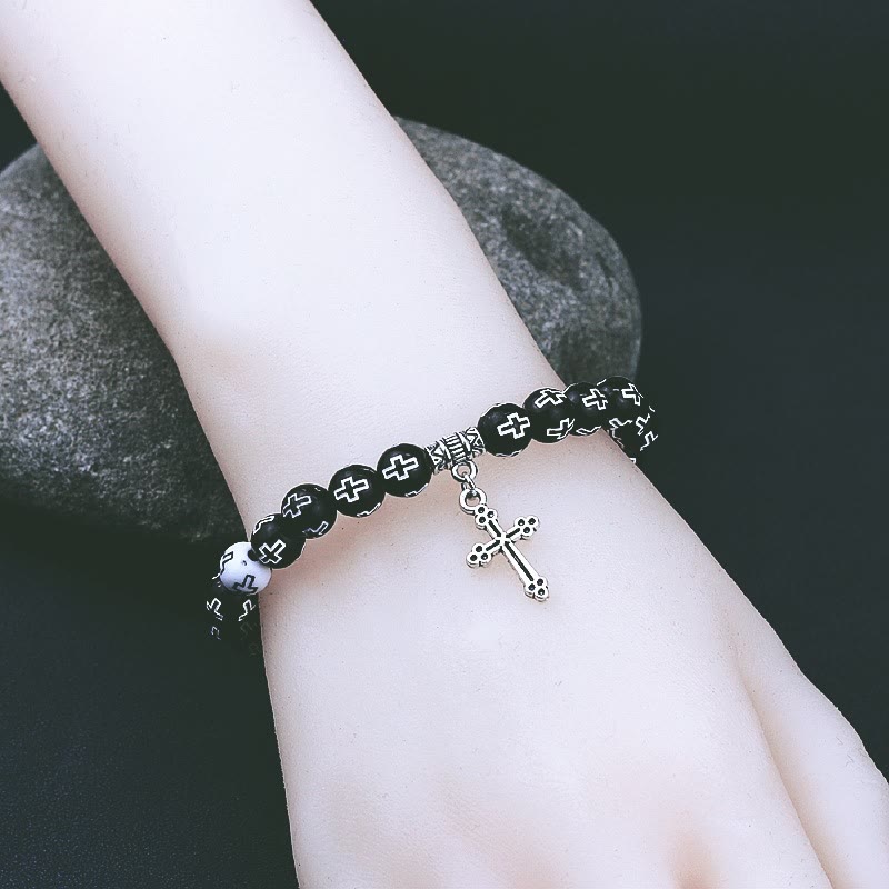 Christianartworkshop Pulsera de cuentas en blanco y negro con estampado de cruz - image 3