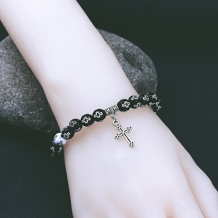 Christianartworkshop Pulsera de cuentas en blanco y negro con estampado de cruz - image 3