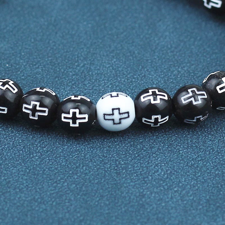 Christianartworkshop Pulsera de cuentas en blanco y negro con estampado de cruz - image 2