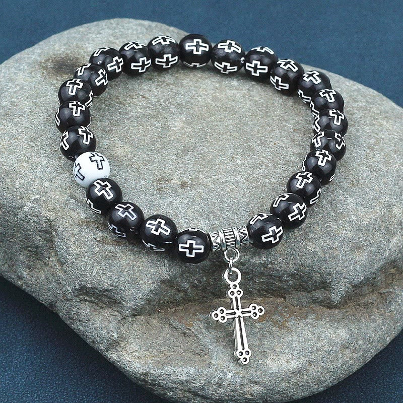 Christianartworkshop Pulsera de cuentas en blanco y negro con estampado de cruz - image 1
