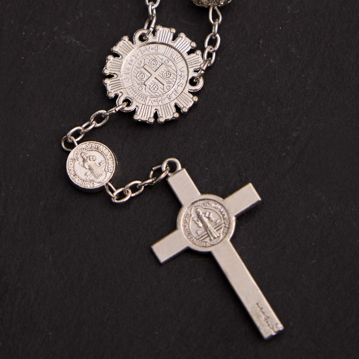 Rosario cristiano de cuentas de vidrio con la cruz de San Benito y Jesús - image 12