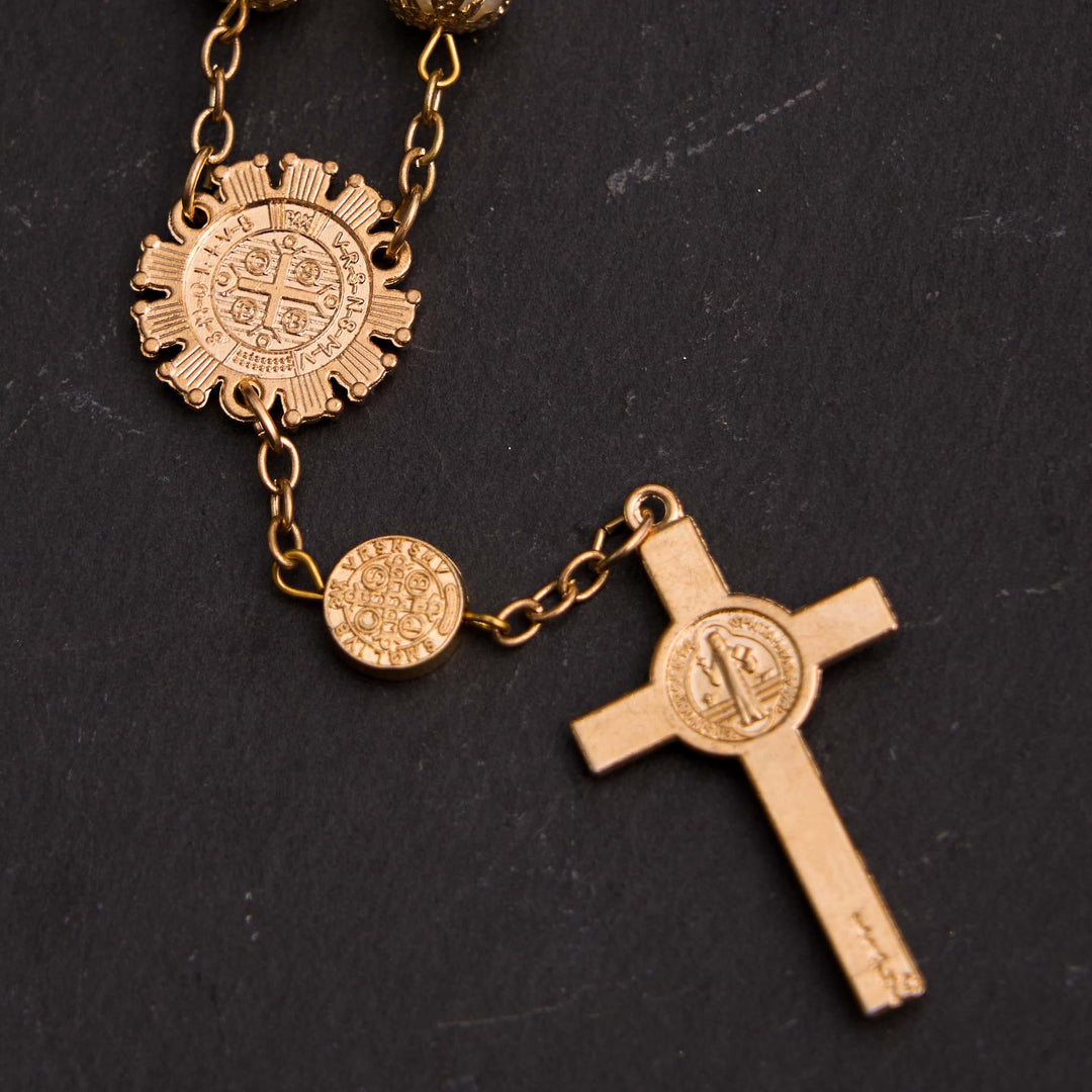 Rosario cristiano de cuentas de vidrio con la cruz de San Benito y Jesús - image 7