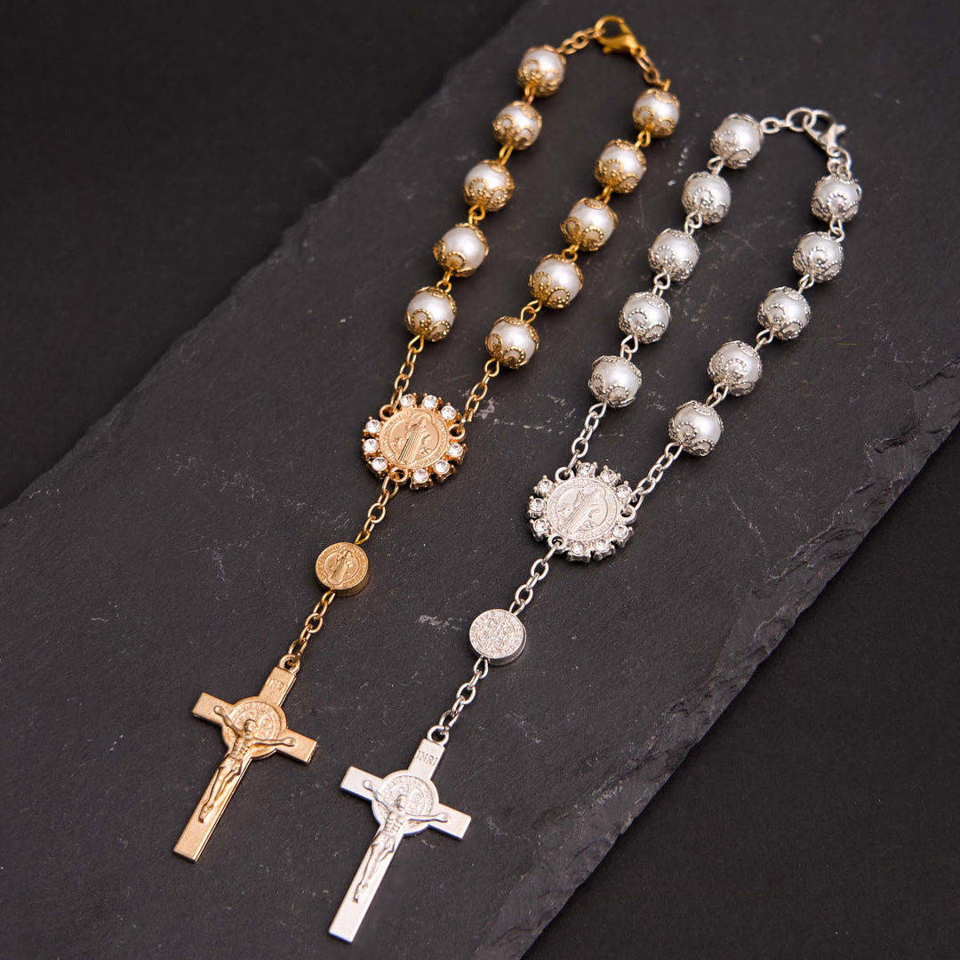 Rosario cristiano de cuentas de vidrio con la cruz de San Benito y Jesús - Dorado - image 0