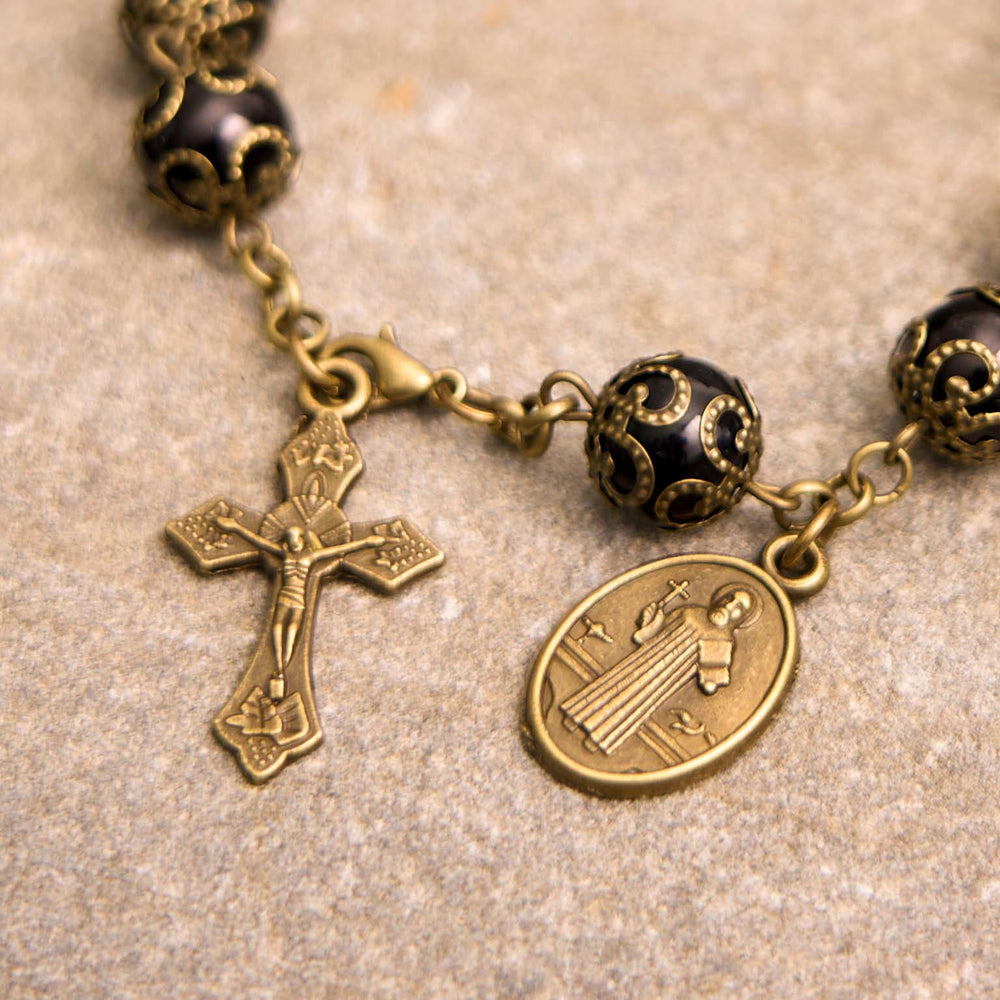 Christianartworkshop Pulsera de rosario con medalla y crucifijo de San Benito de estilo retro, elaborada artesanalmente en color negro. - image 1