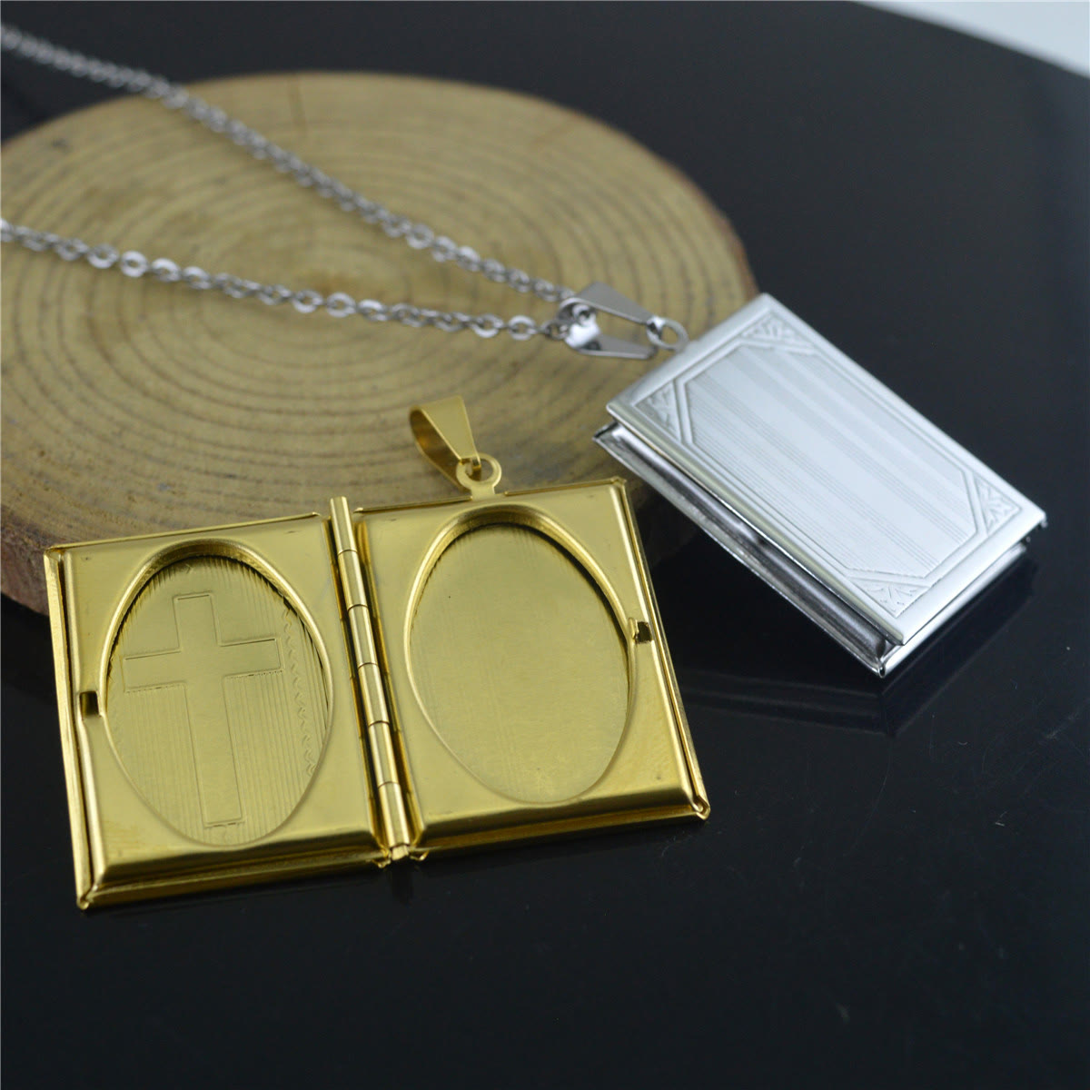 Christianartworkshop Collar con colgante en forma de Biblia que se abre, de estilo práctico. - image 1