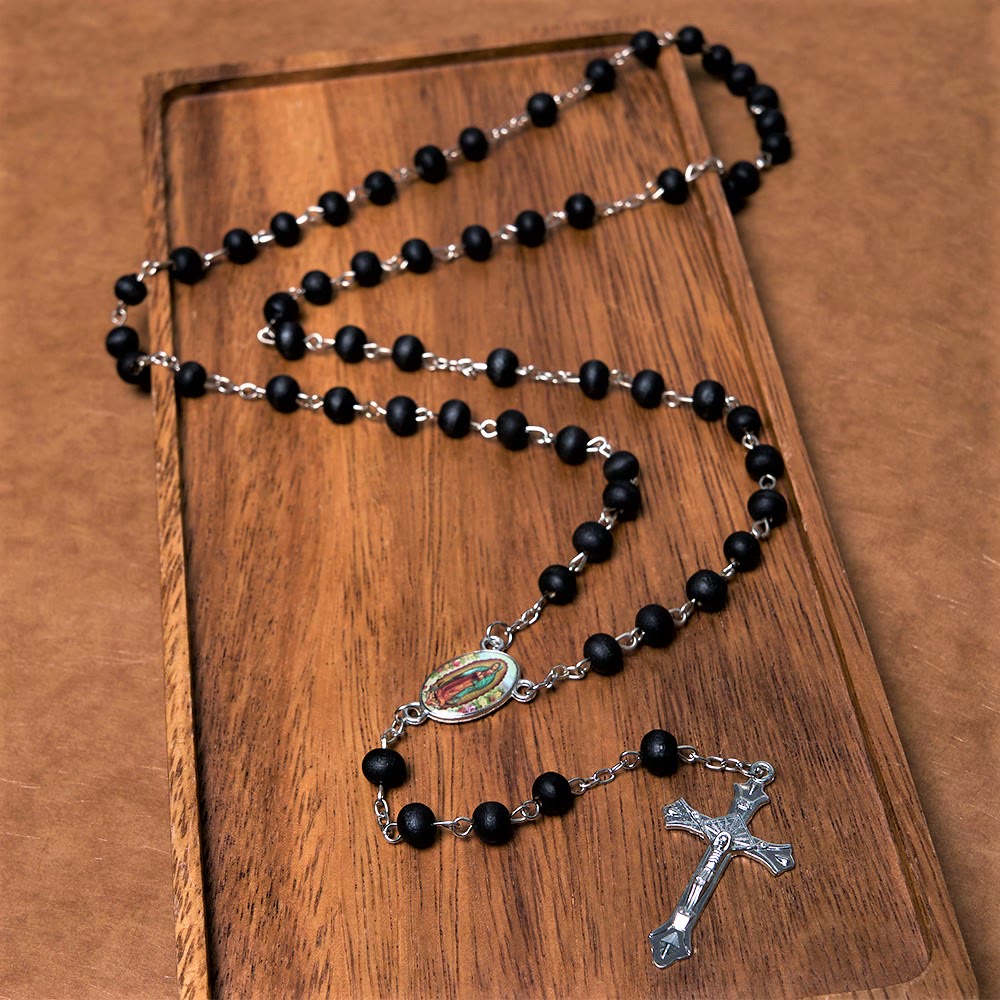 Christianartworkshop Rosario de cadena de aleación de madera multicolor redonda de 6 mm con crucifijo y imagen de Nuestra Señora de Guadalupe. - Negro - image 1