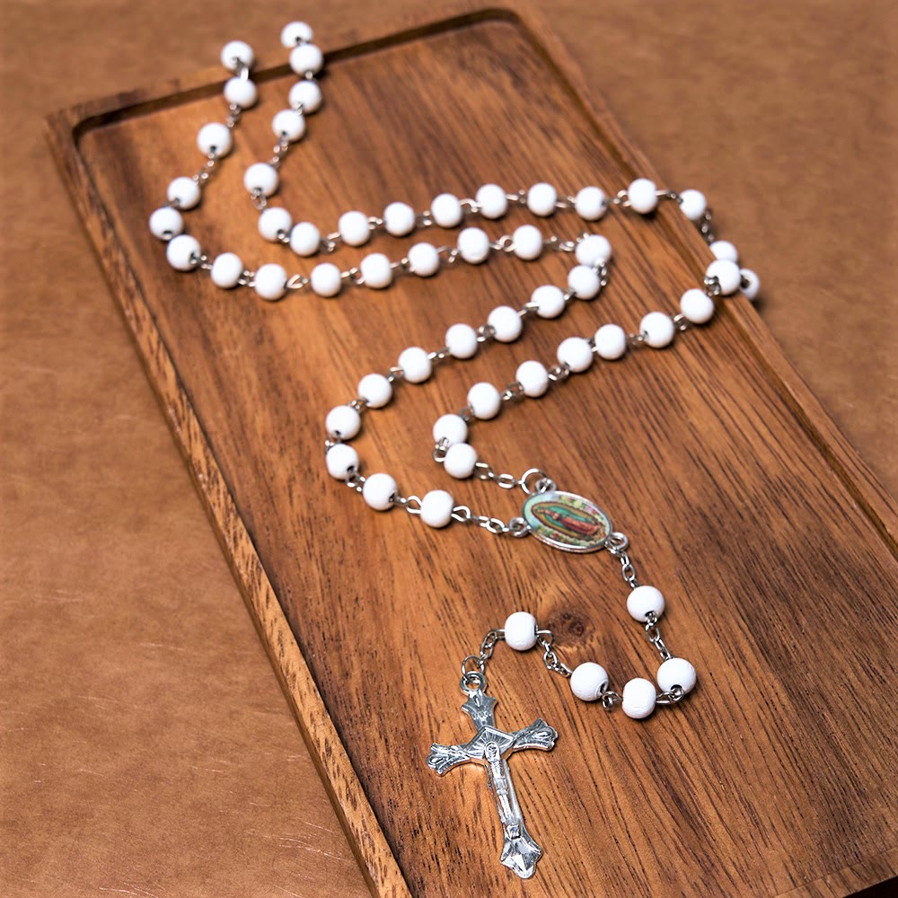 Christianartworkshop Rosario de cadena de aleación de madera multicolor redonda de 6 mm con crucifijo y imagen de Nuestra Señora de Guadalupe. - Blanco - image 0