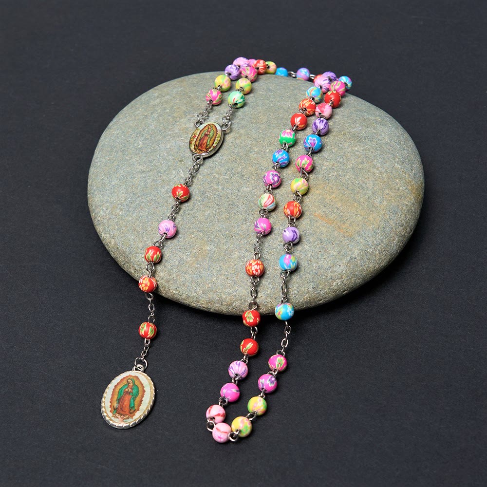Christianartworkshop Rosario de cadena de aleación de arcilla polimérica multicolor redonda de 6 mm con crucifijo y imagen de Nuestra Señora de Guadalupe. - Nuestra Señora de Guadalupe - image 0