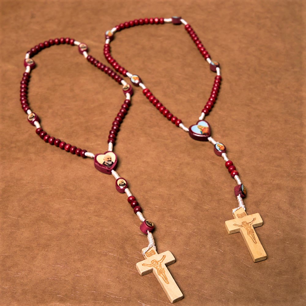Rosario de mano con cuentas de madera color rojo vino de arte cristiano, Virgen María. - image 6