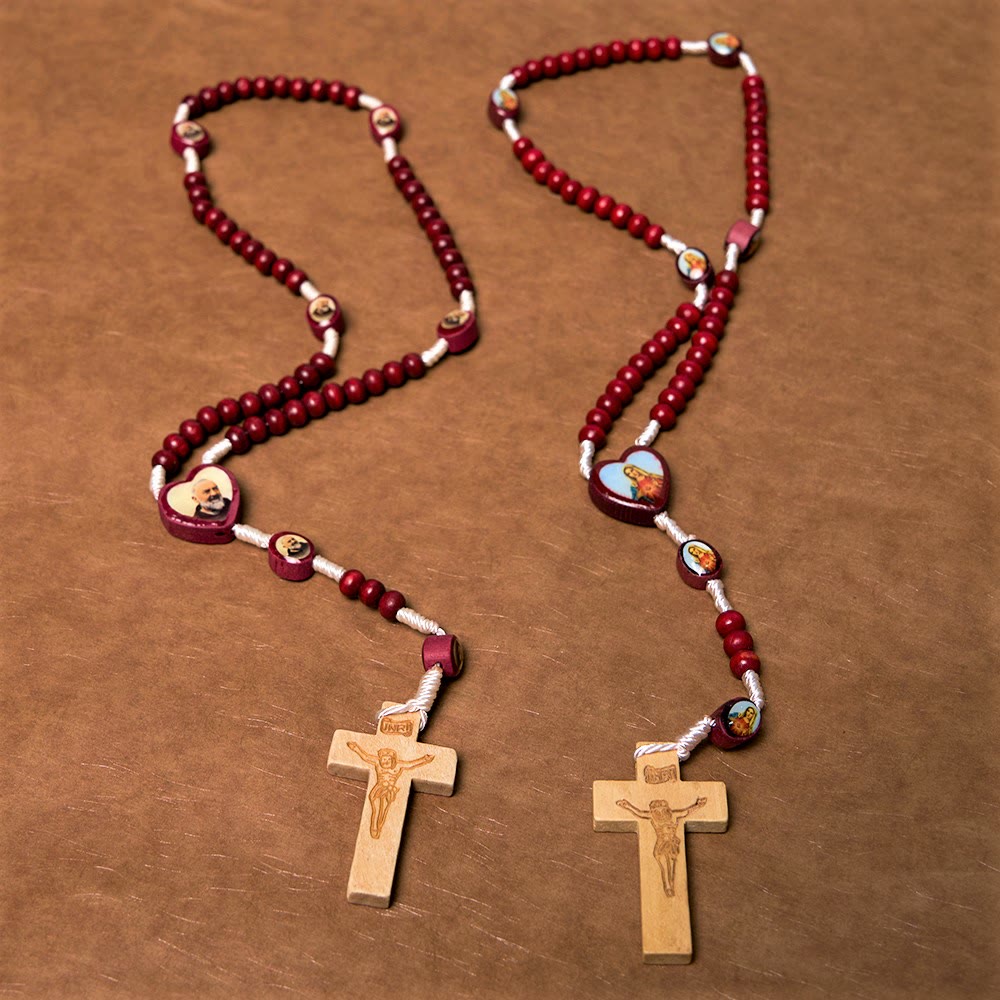 Rosario de mano con cuentas de madera color rojo vino de arte cristiano, Virgen María. - image 1