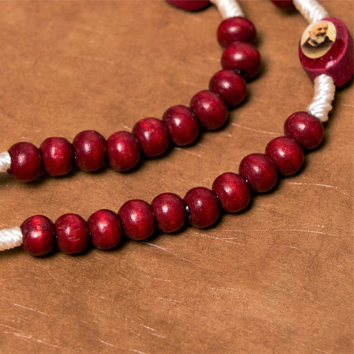 Rosario de mano con cuentas de madera color rojo vino de arte cristiano, Virgen María. - image 11