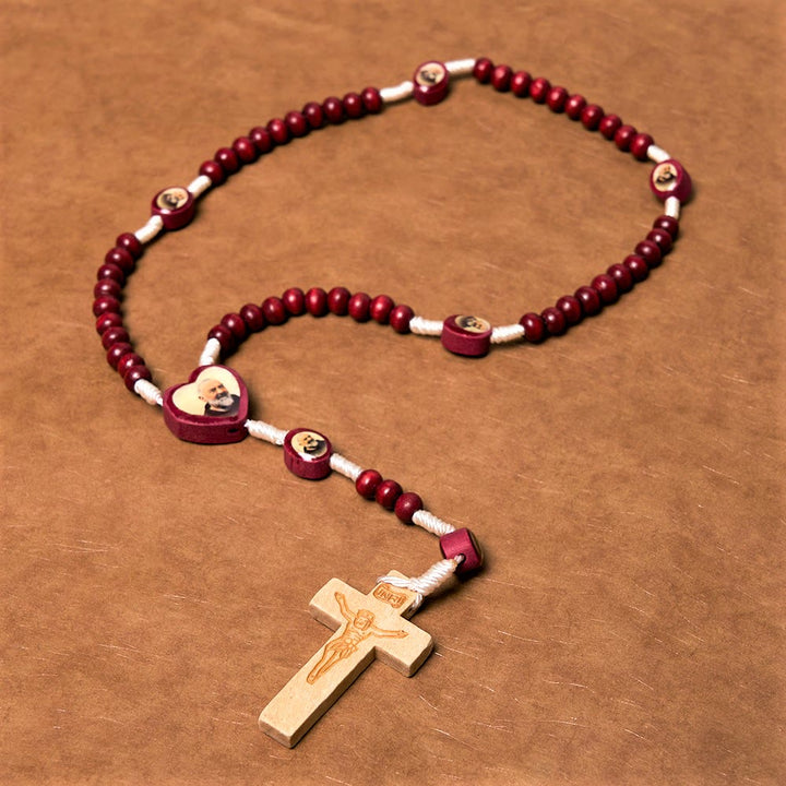Rosario de mano con cuentas de madera color rojo vino de arte cristiano, Virgen María. - image 4