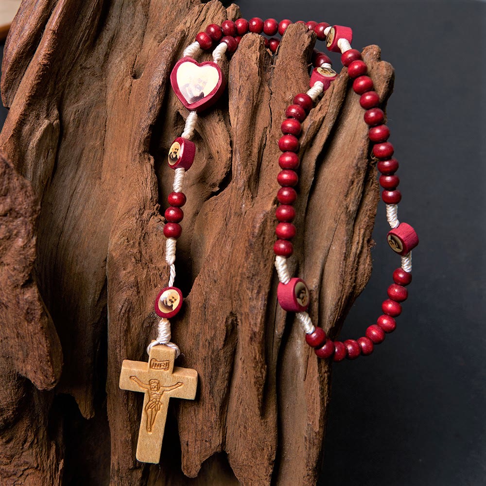Rosario de mano con cuentas de madera color rojo vino de arte cristiano, Virgen María. - image 9