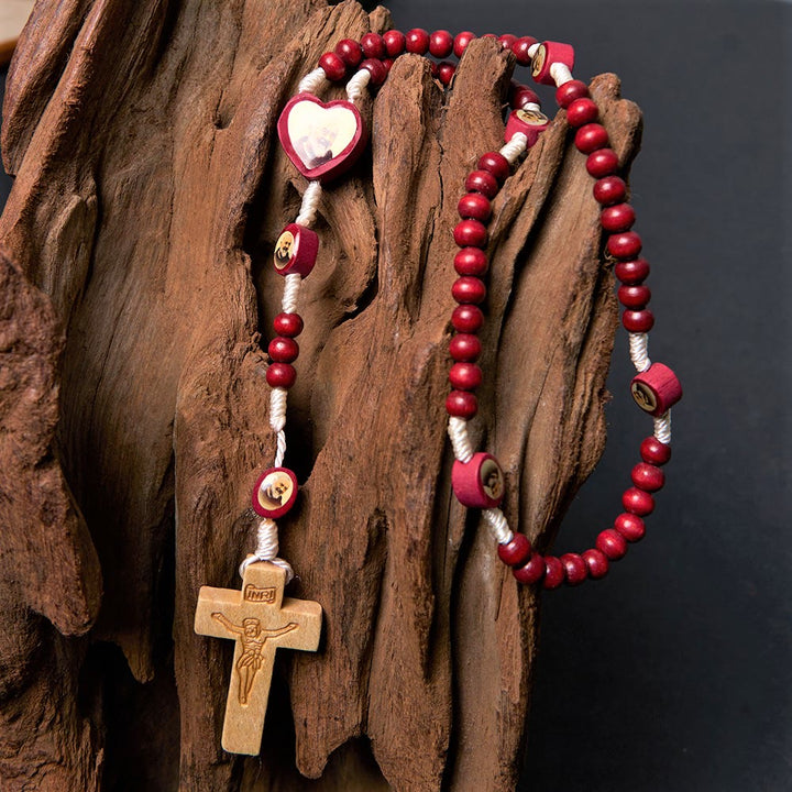 Rosario de mano con cuentas de madera color rojo vino de arte cristiano, Virgen María. - image 9