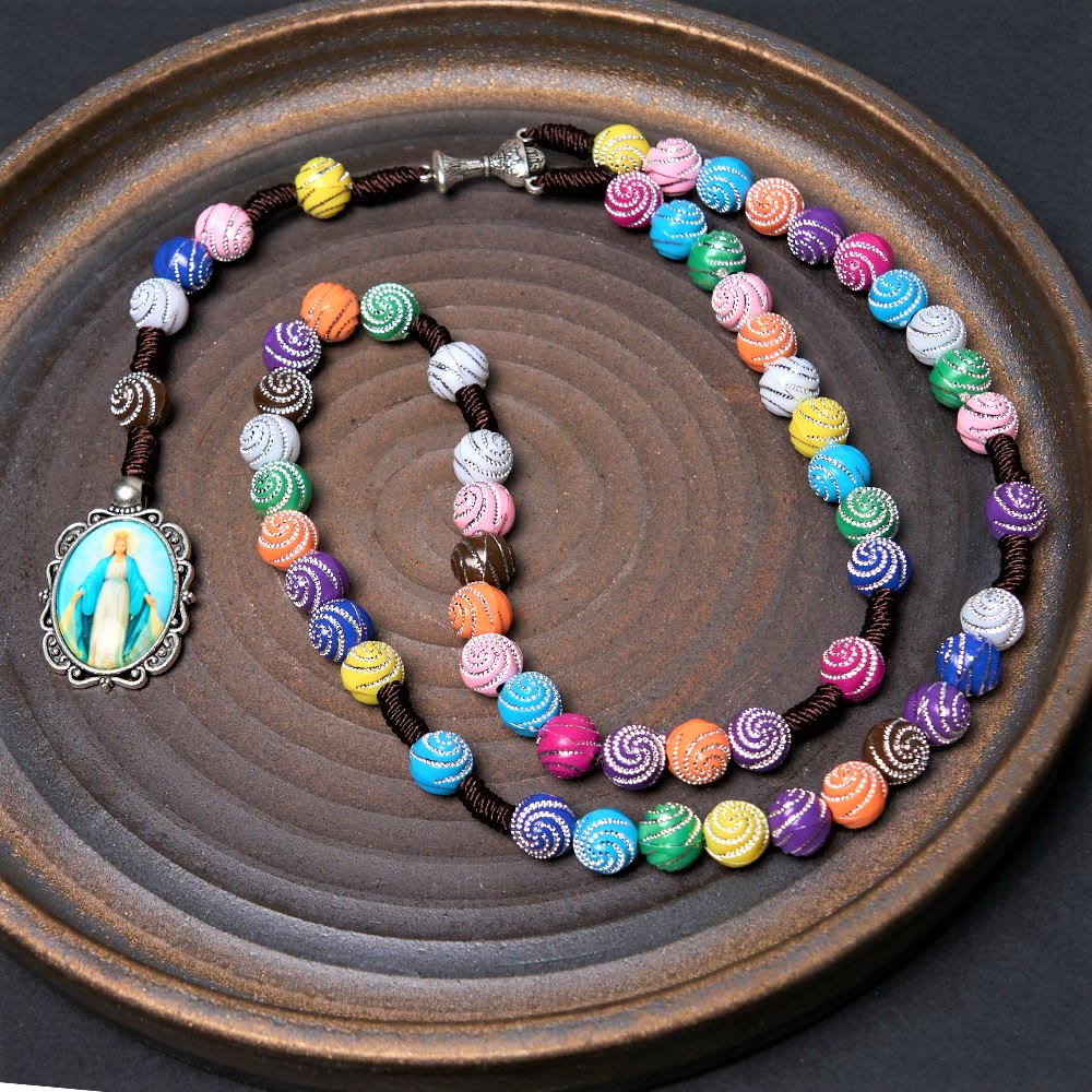 Christianartworkshop Rosario con la Medalla del Santo Grial y la Medalla Milagrosa de 8 mm, redondo, de acrílico multicolor y cordón de nailon. - image 1