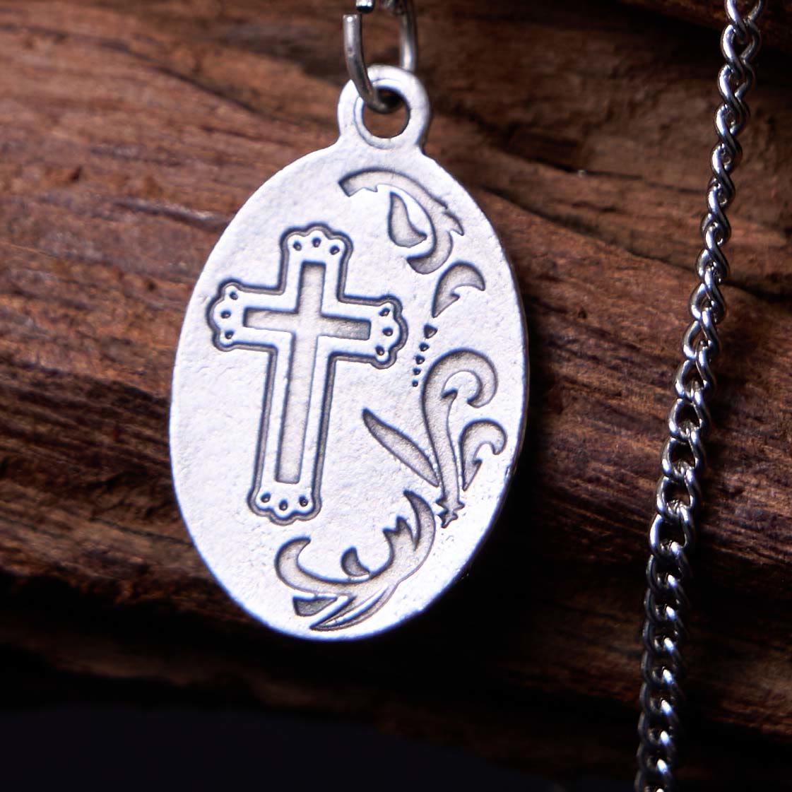 Christianartworkshop Collar con colgante de estilo clásico del Sagrado Corazón de Jesús con cruz y flores. - image 3