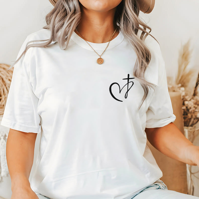 Christianartworkshop Camiseta de manga corta con estampado minimalista de corazón bendito y cruz. - image 1