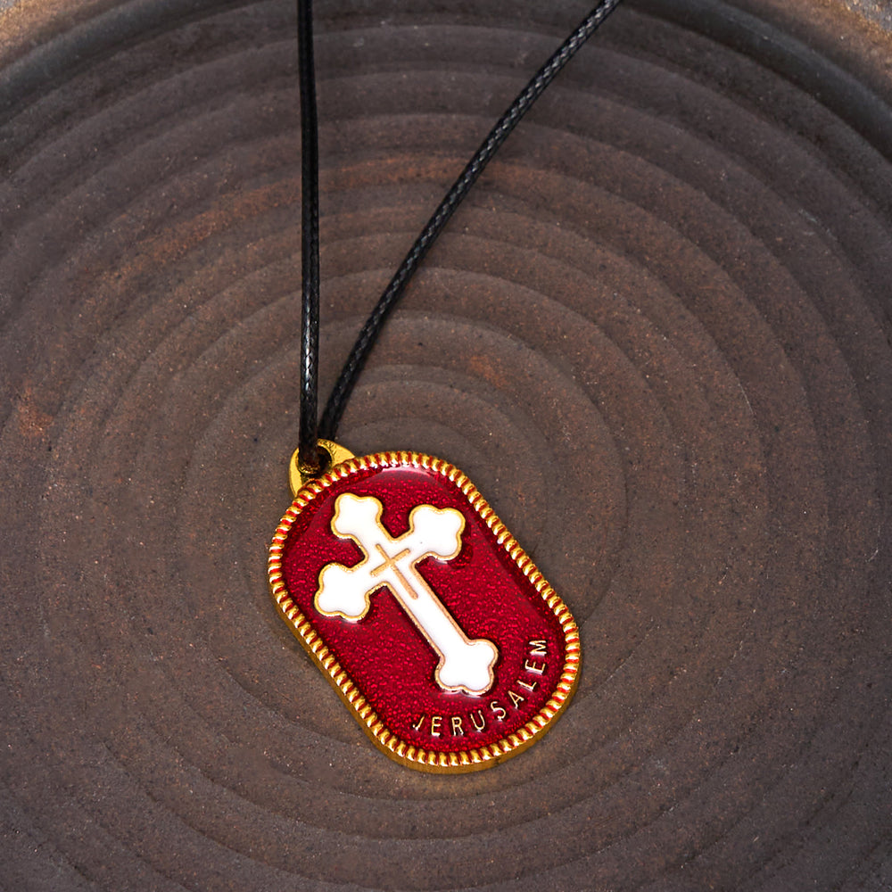 Christianartworkshop Collar con colgante de escudo de protección de la Cruz de Jerusalén de diseño moderno. - Rojo - Cordón de cuero - image 1