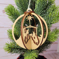 Christianartworkshop Colgante de madera con forma de esfera de belén de estilo rústico, adornos navideños colgantes para el belén. - Escena de la Natividad - image 0