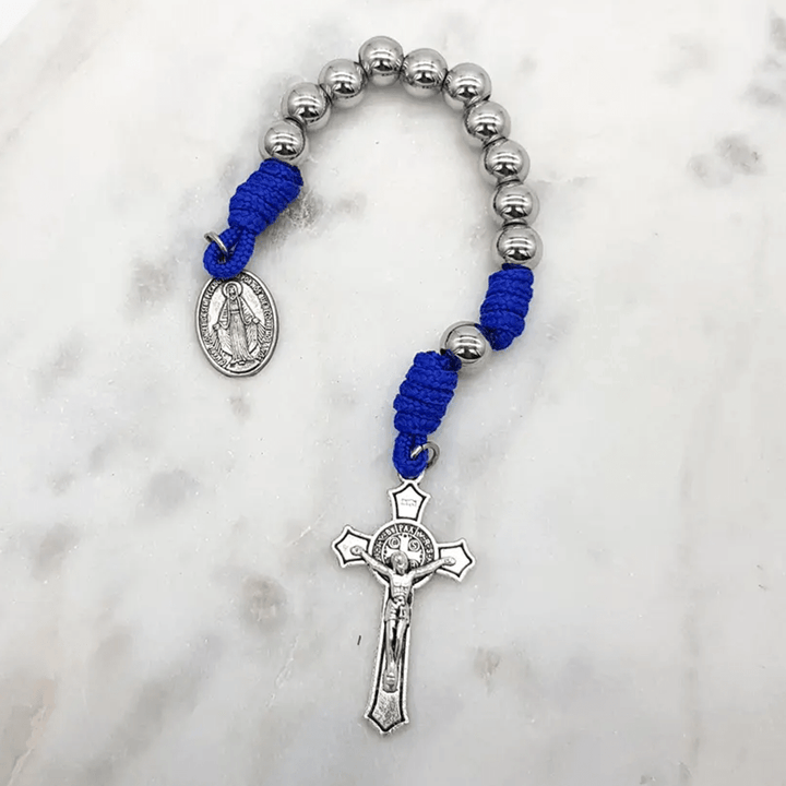 Christianartworkshop Medalla milagrosa y crucifijo de 8 mm, redondos, de acero inoxidable plateado, rosario de bolsillo con paracord azul. - image 2