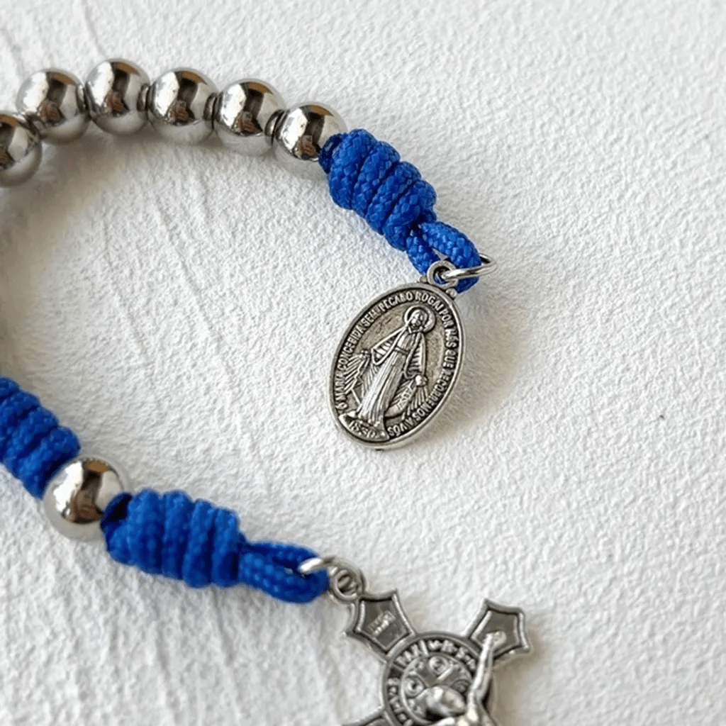 Christianartworkshop Medalla milagrosa y crucifijo de 8 mm, redondos, de acero inoxidable plateado, rosario de bolsillo con paracord azul. - image 3