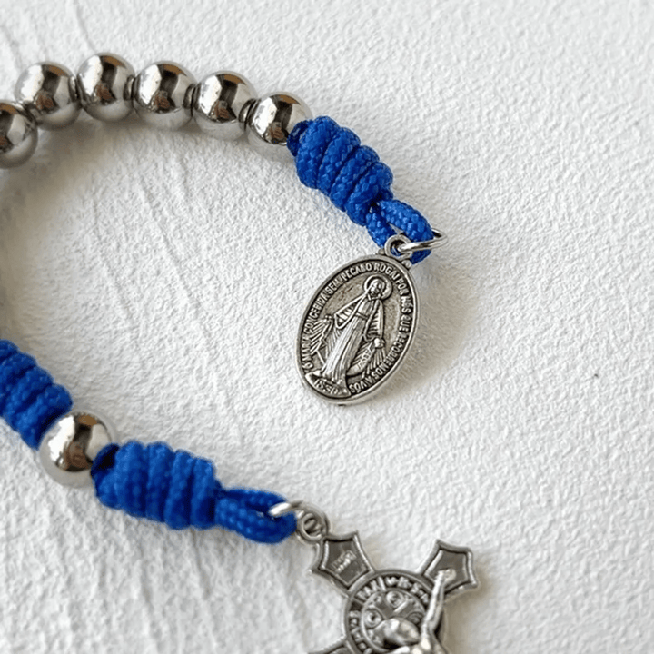 Christianartworkshop Medalla milagrosa y crucifijo de 8 mm, redondos, de acero inoxidable plateado, rosario de bolsillo con paracord azul. - image 3