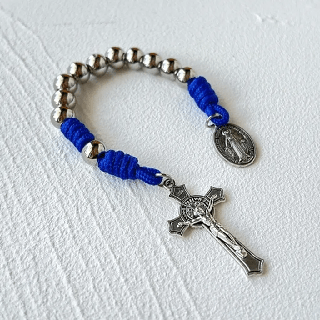 Christianartworkshop Medalla milagrosa y crucifijo de 8 mm, redondos, de acero inoxidable plateado, rosario de bolsillo con paracord azul. - image 1