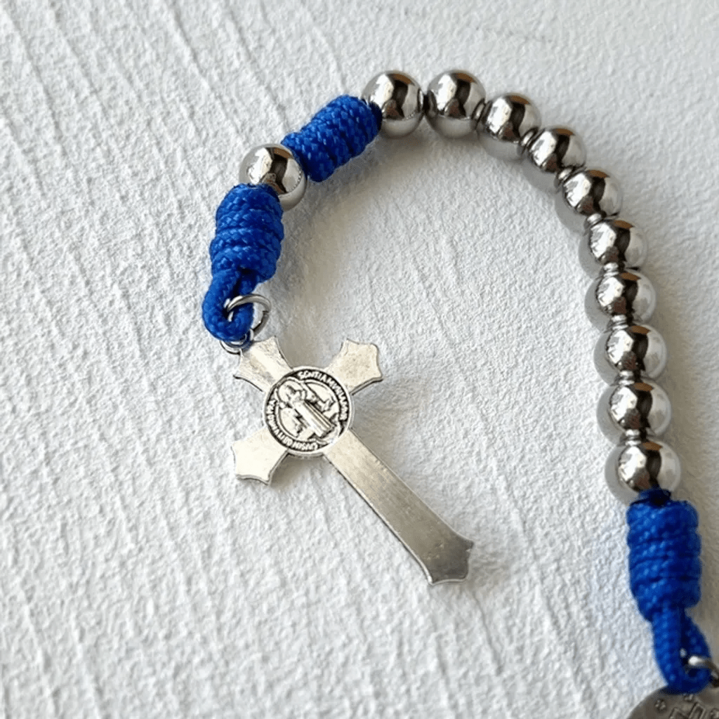 Christianartworkshop Medalla milagrosa y crucifijo de 8 mm, redondos, de acero inoxidable plateado, rosario de bolsillo con paracord azul. - image 4