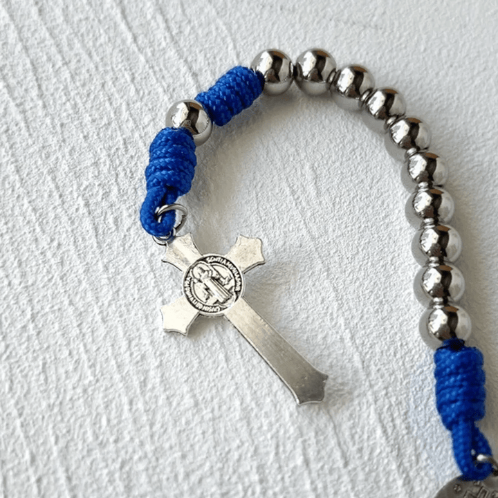 Christianartworkshop Medalla milagrosa y crucifijo de 8 mm, redondos, de acero inoxidable plateado, rosario de bolsillo con paracord azul. - image 4