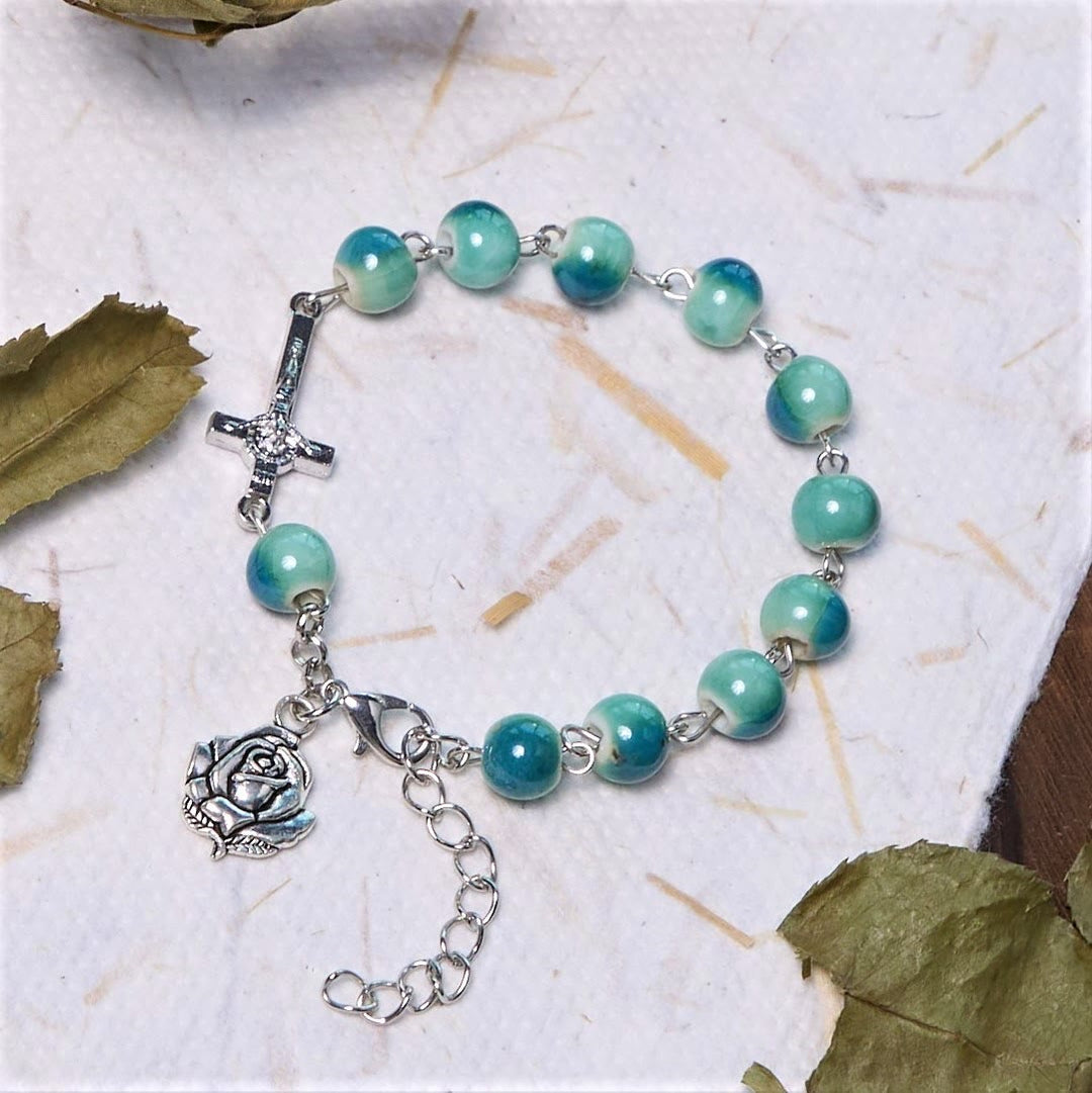 Christianartworkshop Pulsera Joyful Blossom de cuentas de cerámica en tono verde con rosa y crucifijo - Rosa y crucifijo - image 0