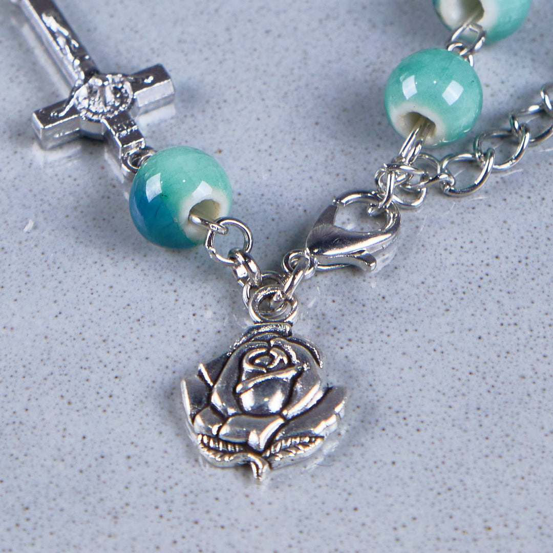 Christianartworkshop Pulsera Joyful Blossom de cuentas de cerámica en tono verde con rosa y crucifijo - image 5