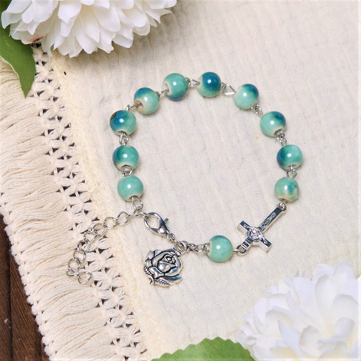 Christianartworkshop Pulsera Joyful Blossom de cuentas de cerámica en tono verde con rosa y crucifijo - image 1