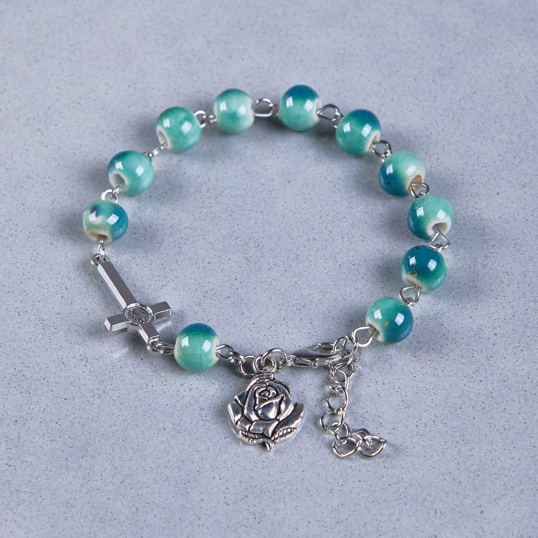 Christianartworkshop Pulsera Joyful Blossom de cuentas de cerámica en tono verde con rosa y crucifijo - image 3
