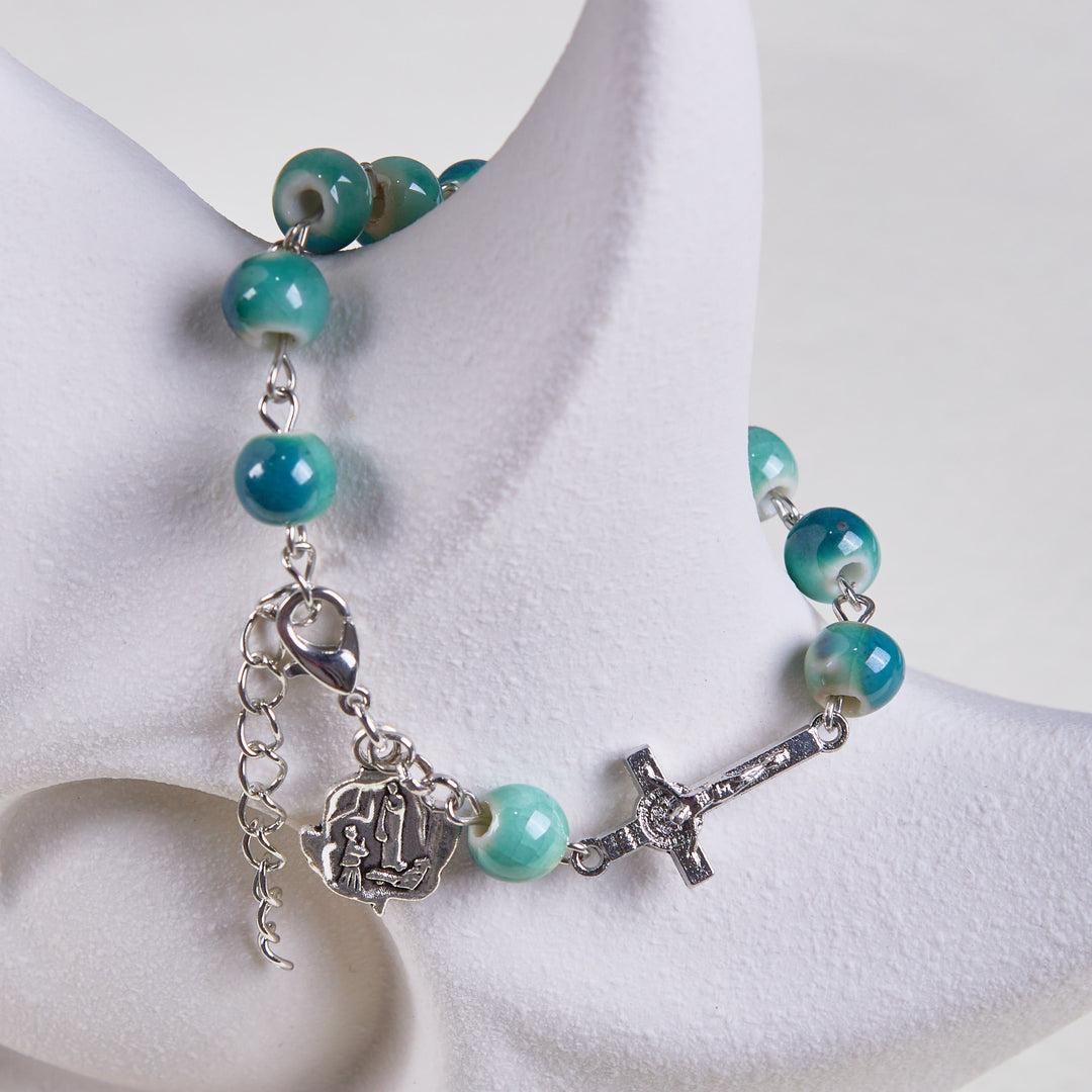 Christianartworkshop Pulsera Joyful Blossom de cuentas de cerámica en tono verde con rosa y crucifijo - image 4