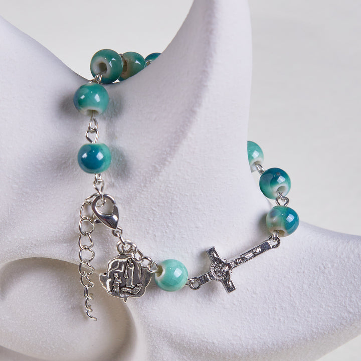Christianartworkshop Pulsera Joyful Blossom de cuentas de cerámica en tono verde con rosa y crucifijo - image 4