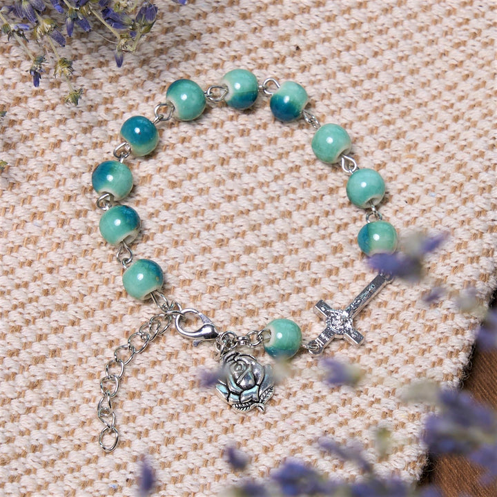 Christianartworkshop Pulsera Joyful Blossom de cuentas de cerámica en tono verde con rosa y crucifijo - image 2