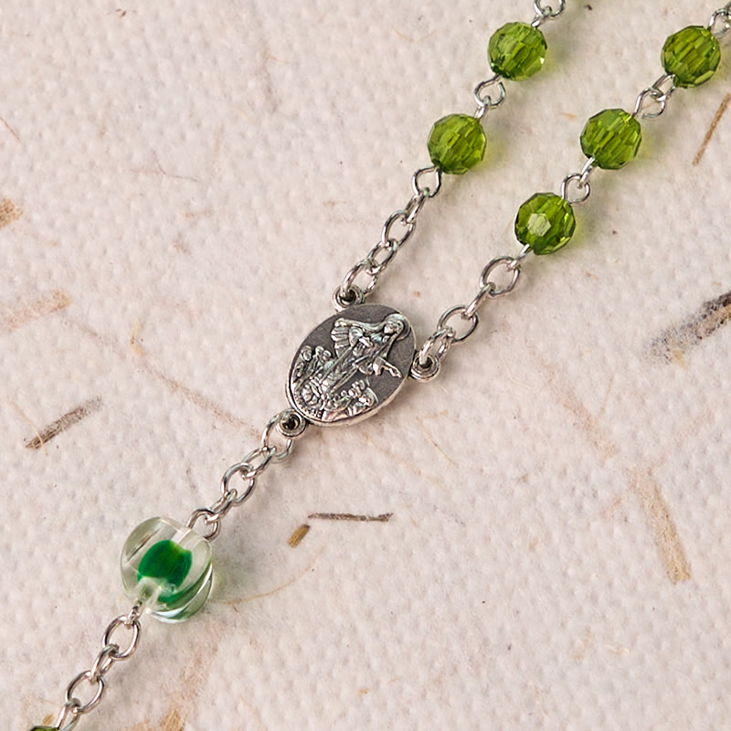 Christianartworkshop Rosario con cadena de aleación de cristal verde y crucifijo de la Asunción de la Virgen María, de 6 mm de diámetro. - image 4