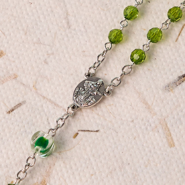 Christianartworkshop Rosario con cadena de aleación de cristal verde y crucifijo de la Asunción de la Virgen María, de 6 mm de diámetro. - image 4