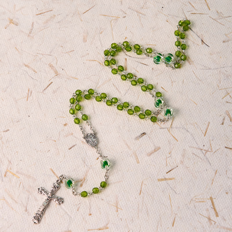 Christianartworkshop Rosario con cadena de aleación de cristal verde y crucifijo de la Asunción de la Virgen María, de 6 mm de diámetro. - image 2