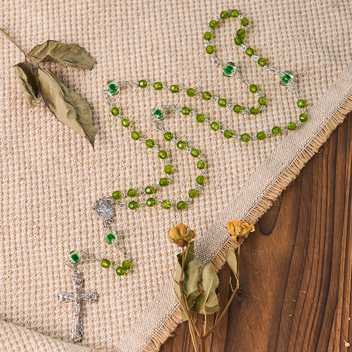 Christianartworkshop Rosario con cadena de aleación de cristal verde y crucifijo de la Asunción de la Virgen María, de 6 mm de diámetro. - Verde - image 0