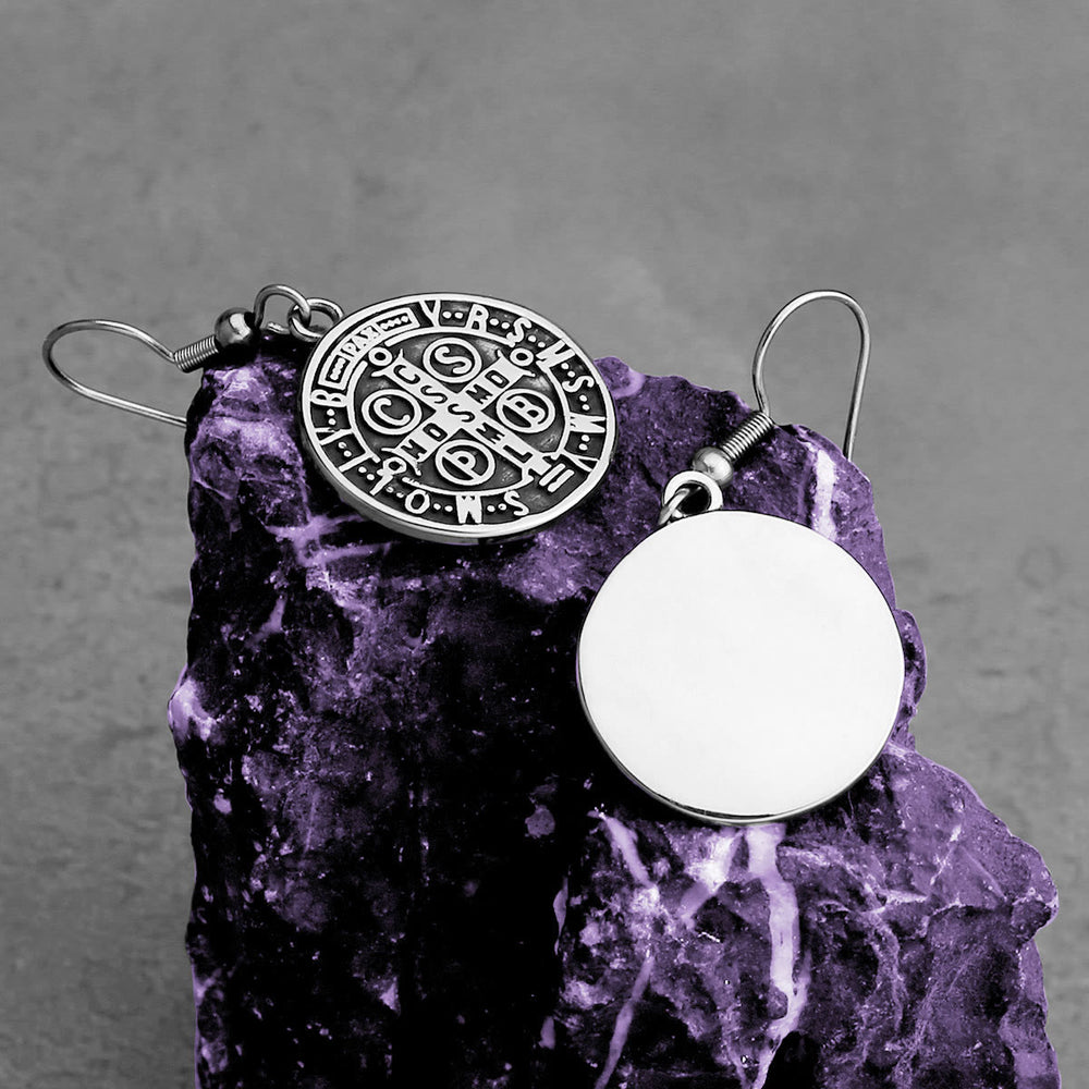Christianartworkshop Pendientes de estilo clásico con el emblema grabado de San Benito y protección divina. - image 1