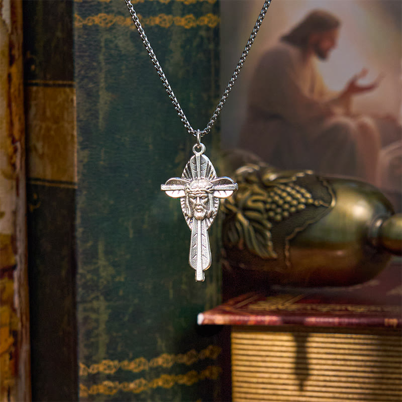Christianartworkshop Collar con colgante de crucifijo bendecido con icono de Jesús de estilo retro y cruz. - Pluma de Jesús - image 0
