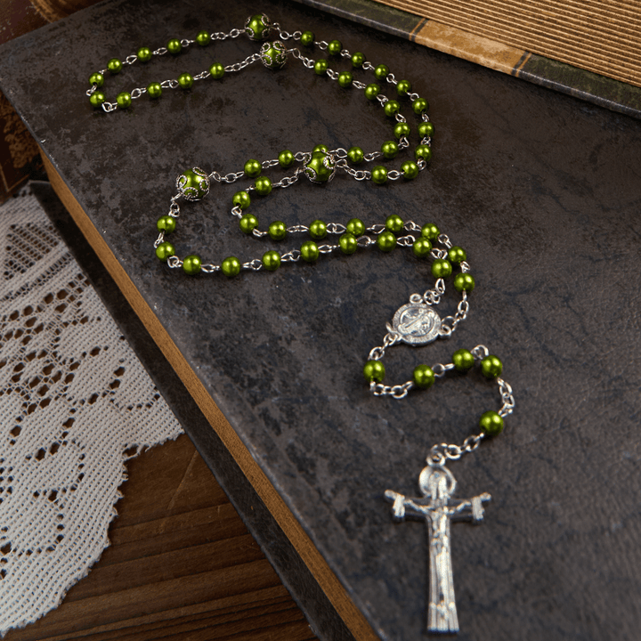 Christianartworkshop Rosario con medalla de San Benito y cruz de la Trinidad de 6 mm con cuentas florales verdes. - image 1