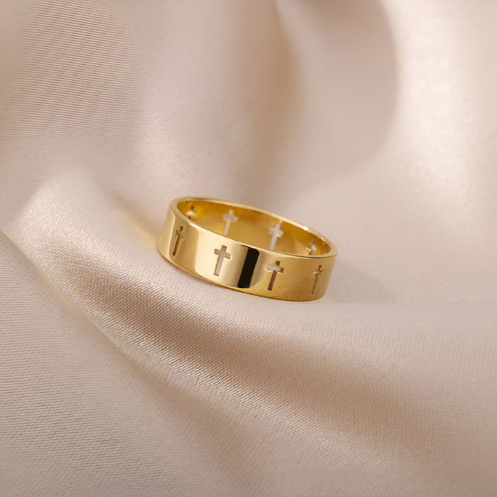 Christianartworkshop Anillo de Cruz Divina de Oro: Una expresión de devoción sencilla pero profunda. - image 2