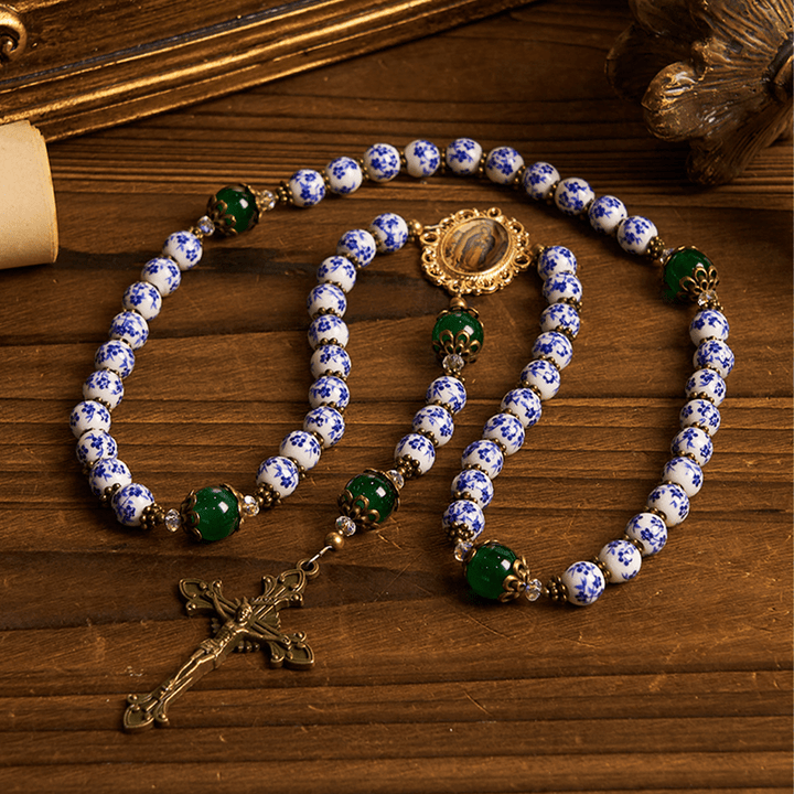 Christianartworkshop Rosario floral artesanal "Serenidad Divina": Nuestra Señora de Guadalupe y crucifijo de cerámica y jade de 8 mm. - image 3