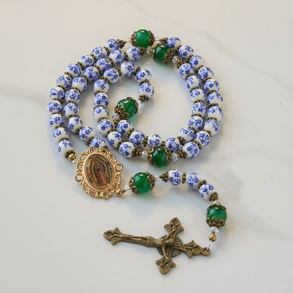 Christianartworkshop Rosario floral artesanal "Serenidad Divina": Nuestra Señora de Guadalupe y crucifijo de cerámica y jade de 8 mm. - Cerámica y jade - image 0